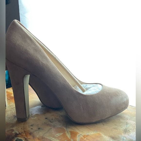 Nine West Natural Suede Heels NEW with box - Picture 7 of 9